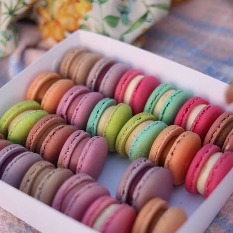 Caixa de macarons coloridos